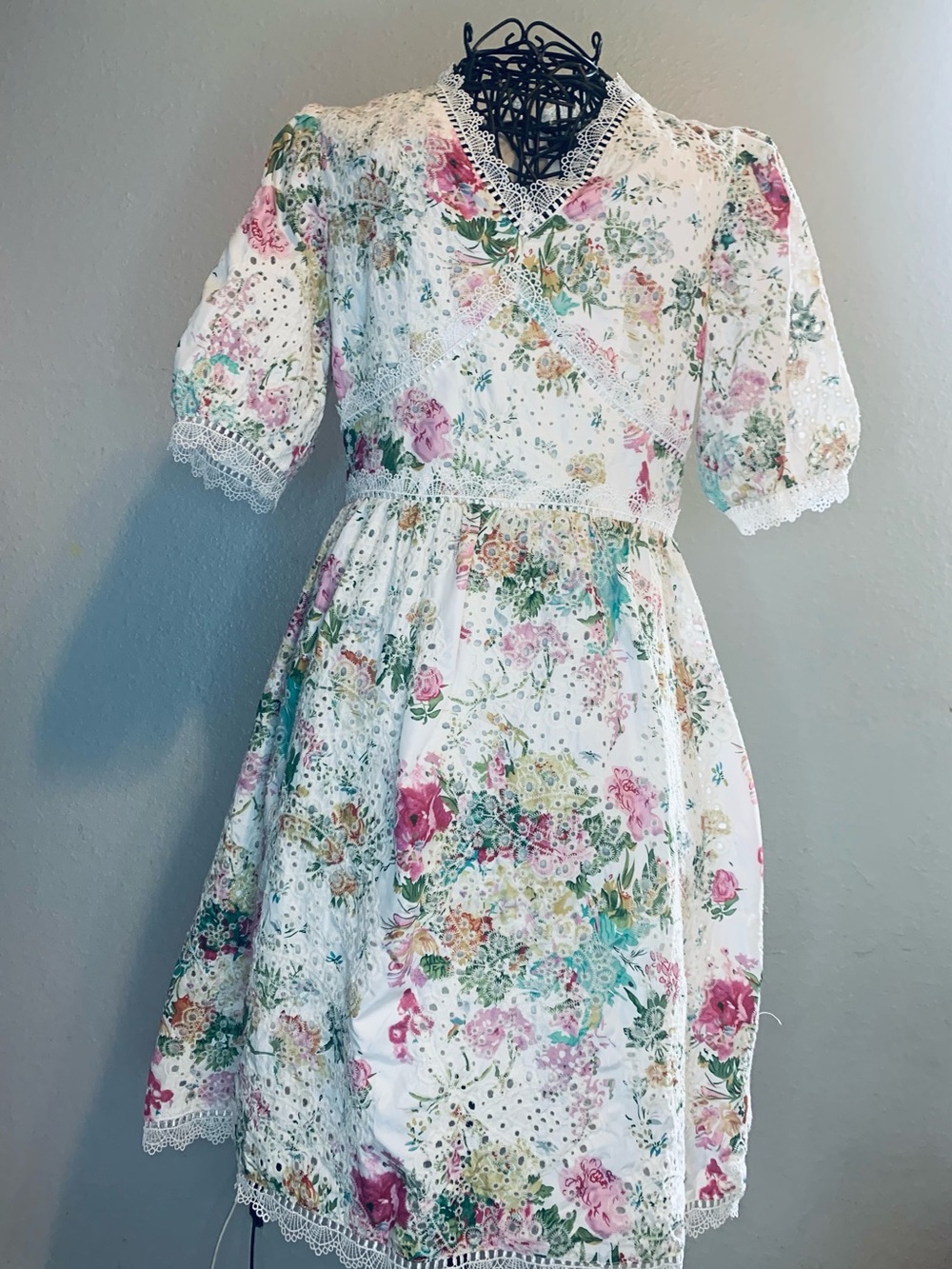 Mango Women’s Eyelet Floral Femenine Mini Dress. Size S. SKU 060